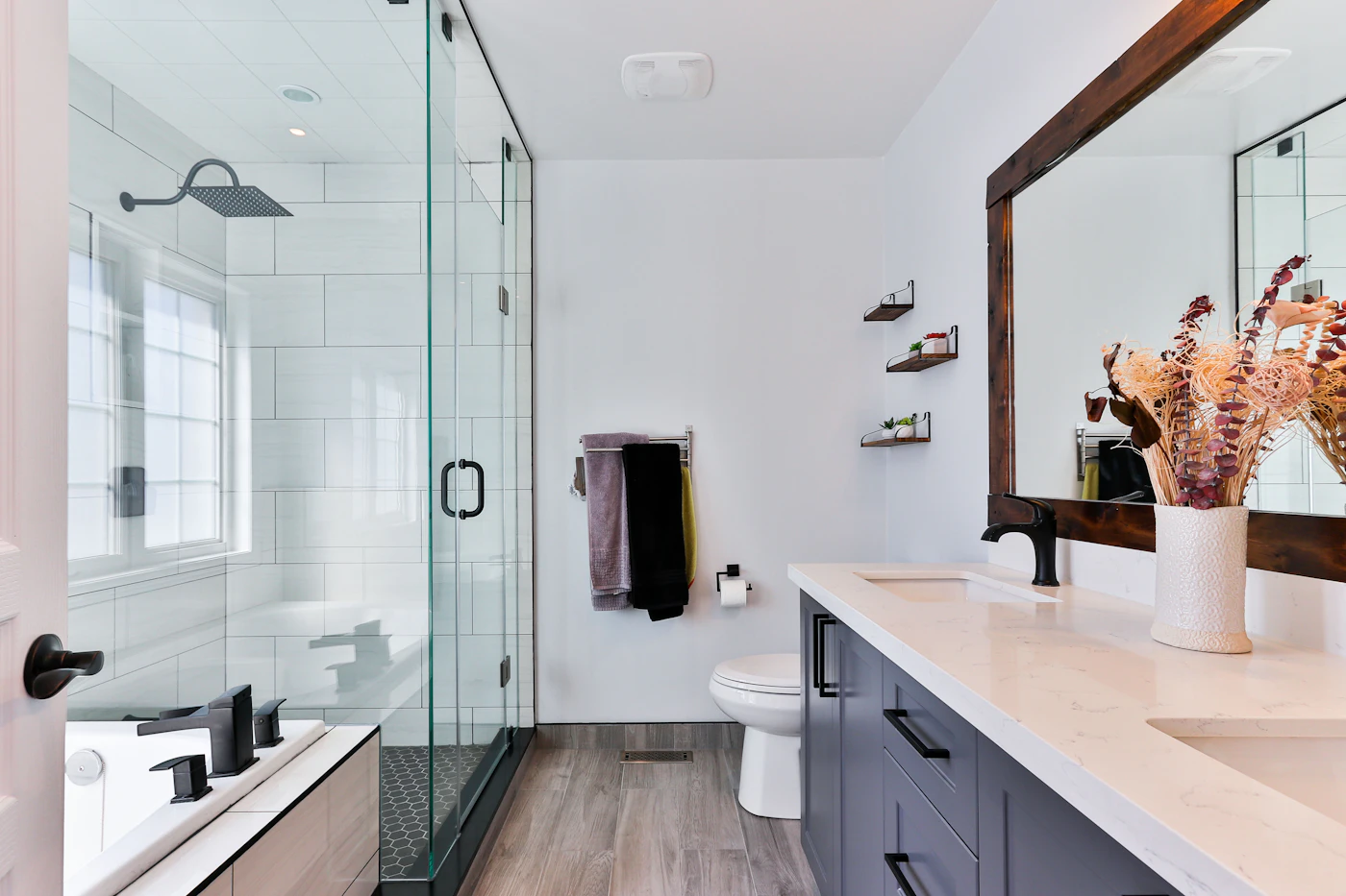 Lichte badkamer met toilet, douche en wastafel