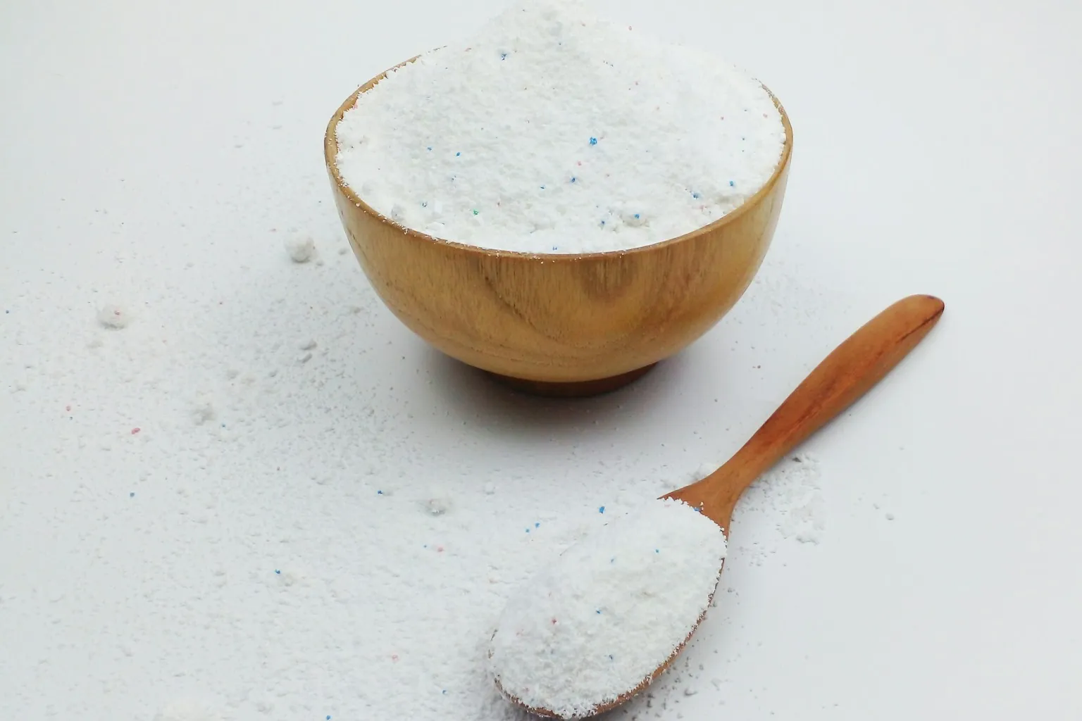 Houten kom en lepel met waspoeder
