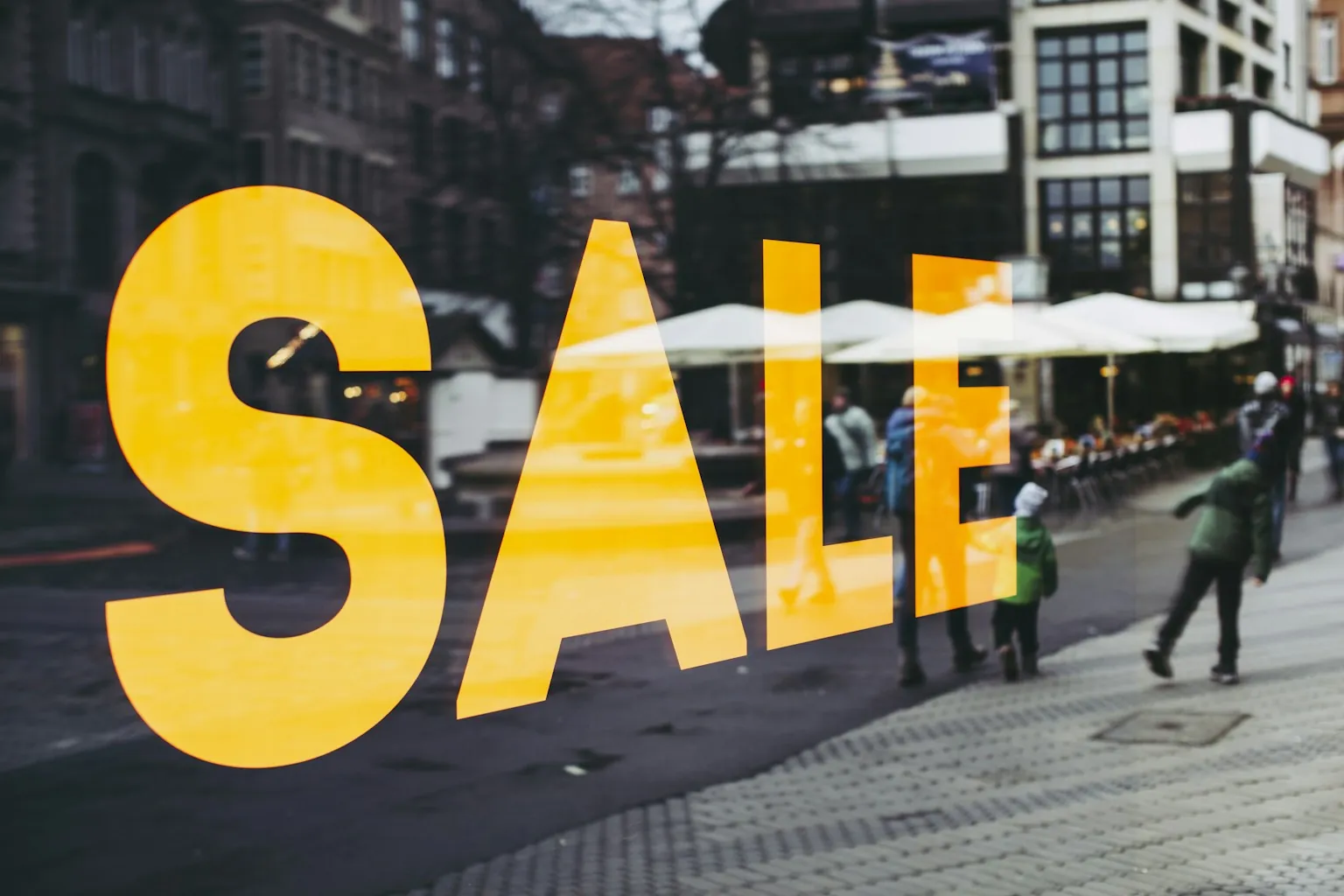 Etalage met grote gele letters SALE